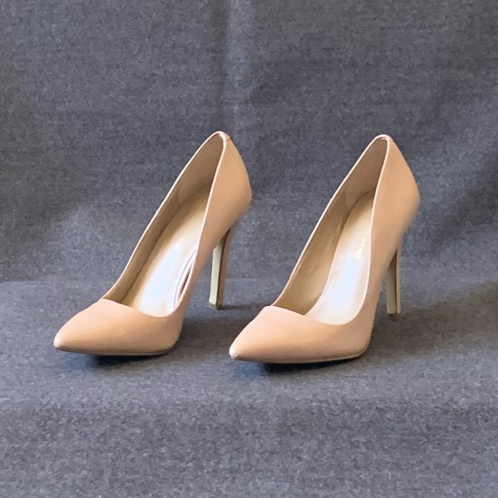 Saks Fifth Avenue Light Beige Pink Classic Stiletto Pumps - Picture 2 of 12